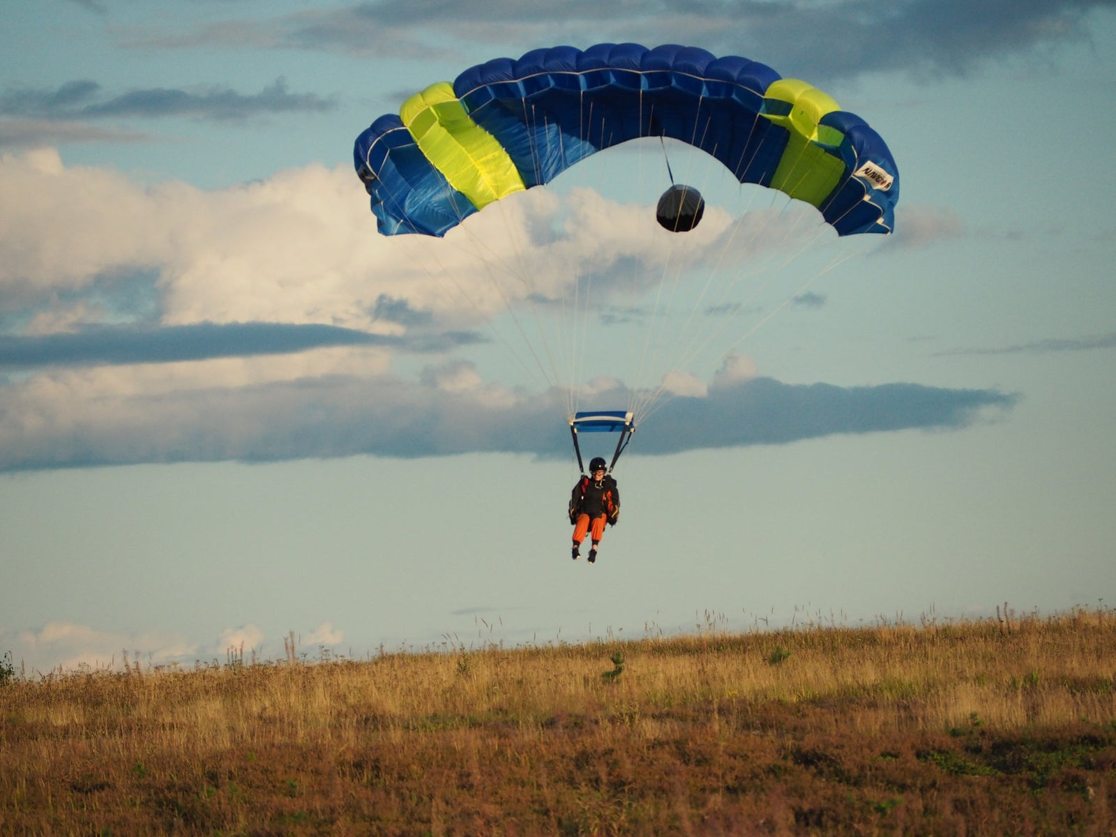 Laskuvarjohypyn alkeiskurssi - Skydive Jyväskylä